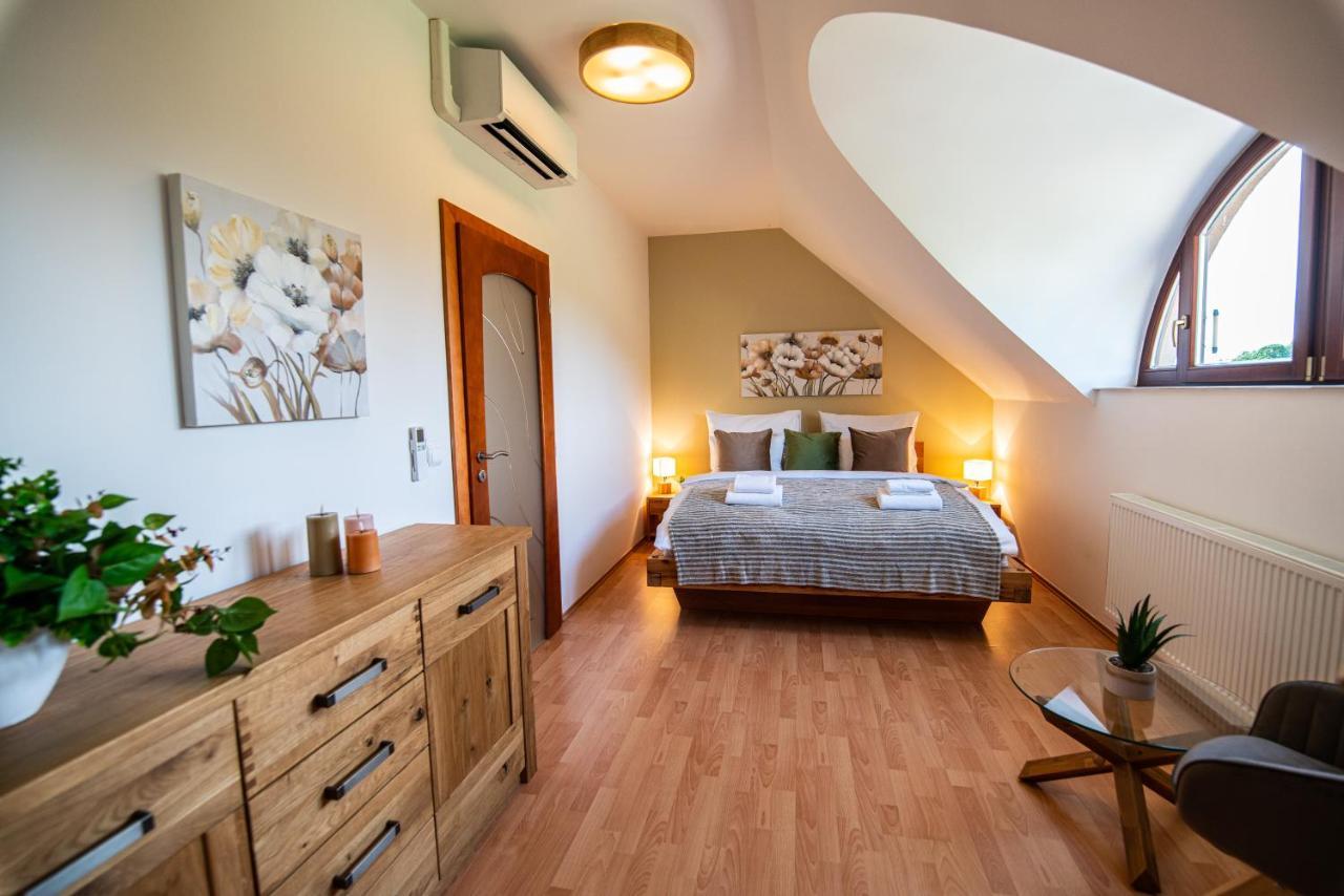 Villa With Pool & Sauna In Beer Village Velke Popovice Bagian luar foto
