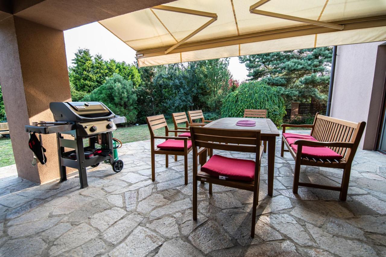 Villa With Pool & Sauna In Beer Village Velke Popovice Bagian luar foto