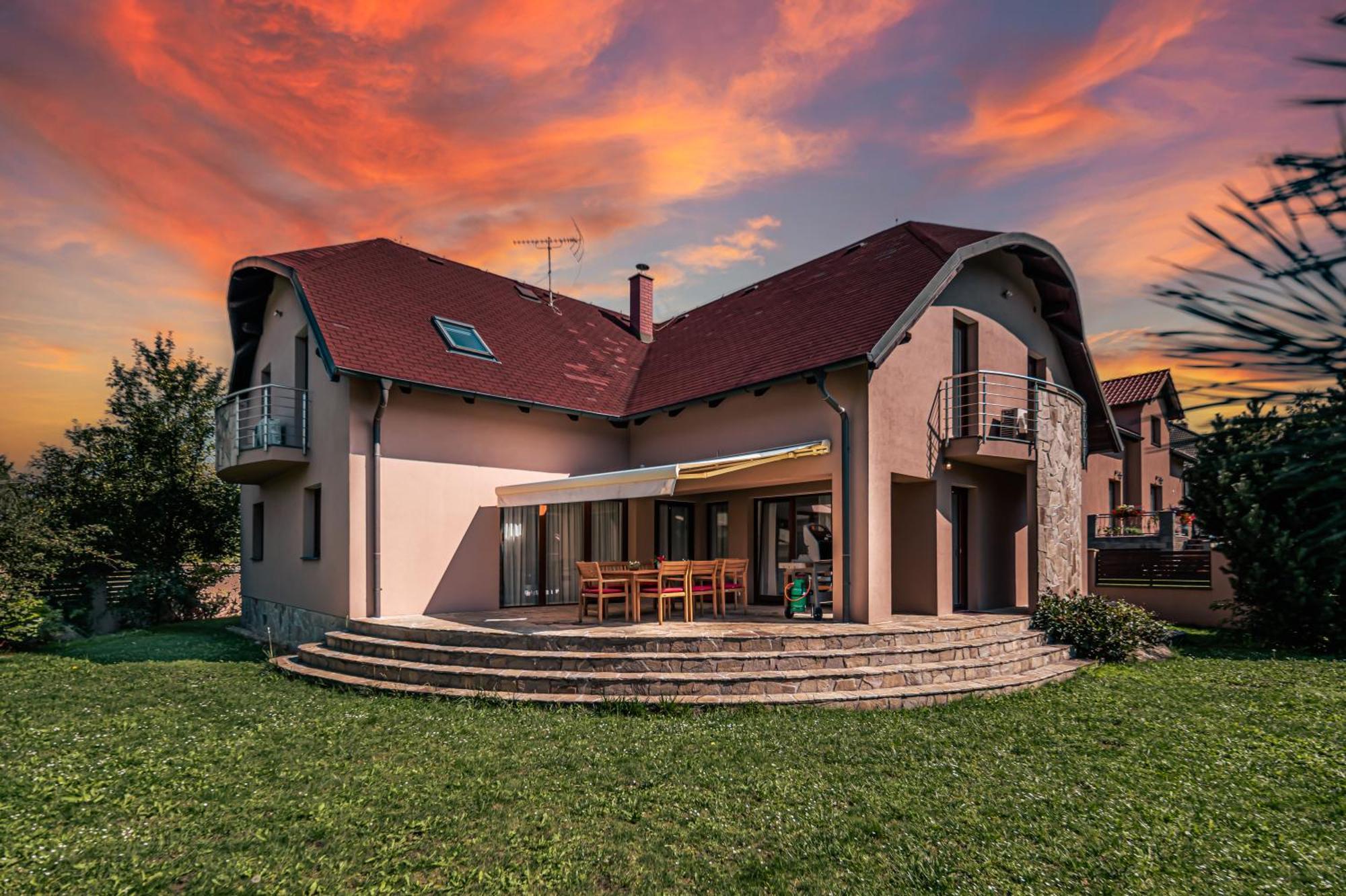 Villa With Pool & Sauna In Beer Village Velke Popovice Bagian luar foto