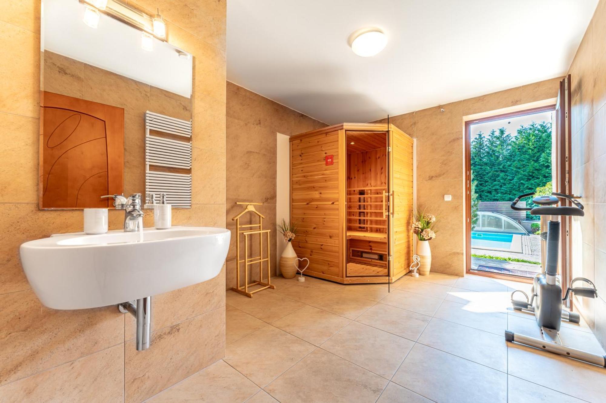 Villa With Pool & Sauna In Beer Village Velke Popovice Bagian luar foto